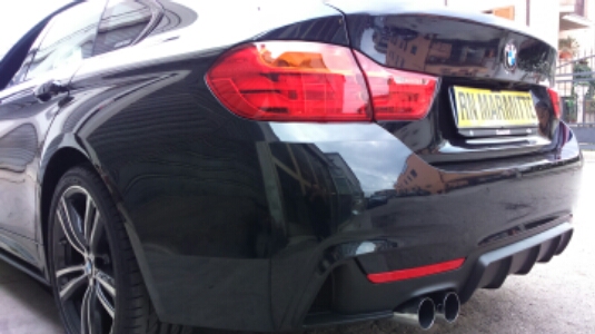 Dettaglio di terminali installati su una BMW