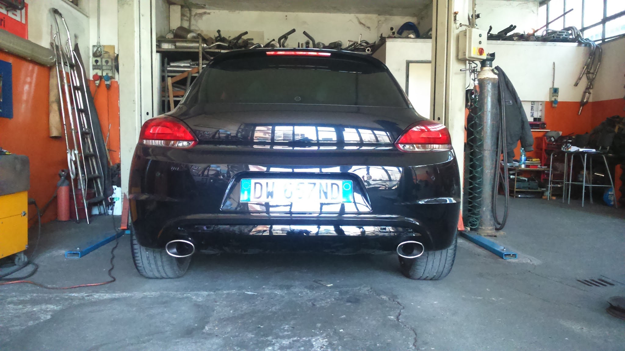 Scarico sportivo installato su un'auto